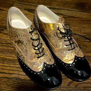 Chanel - patent leather lace up flats in gold and black. Size 38